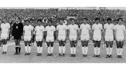 Israel. Israel yang sejak tahun 1980 tergabung dalam Konfederasi Eropa (UEFA) tercatat pernah 1 kali lolos ke putaran final Piala Dunia 1970 di Meksiko. Saat itu Israel masih bernaung di bawah Konfederasi Asia (AFC) dan berhak lolos ke putaran final Piala Dunia 1970 usai menyingkirkan Australia sebagai wakil dari Asia/Oceania (OFC) di babak playoff. Israel akhirnya tersingkir di fase grup Piala Dunia 1970 usai meraih 2 kali hasil imbang dari Swedia (1-1) dan Italia (0-0), serta menelan kekalahan 0-2 dari Uruguay di laga pertama. (AFP/Staff)