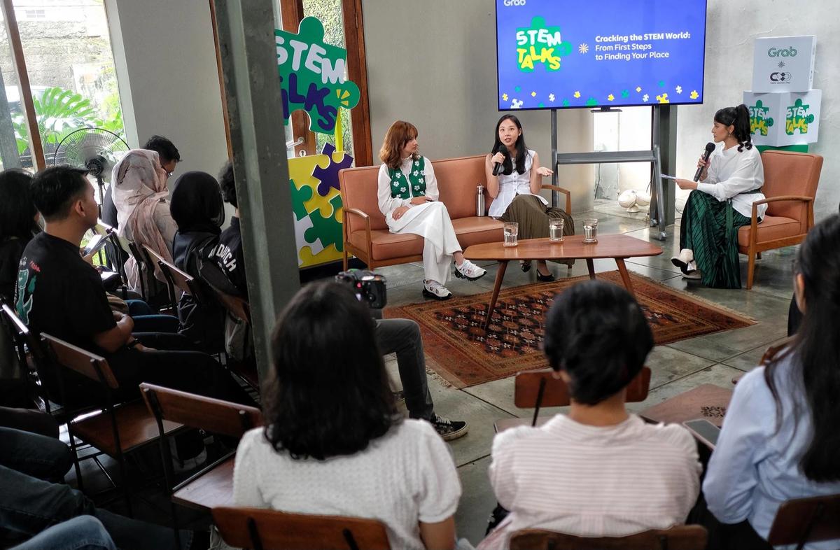 FOTO: Perempuan Muda Berbagi Inspirasi Menembus Dunia Teknologi