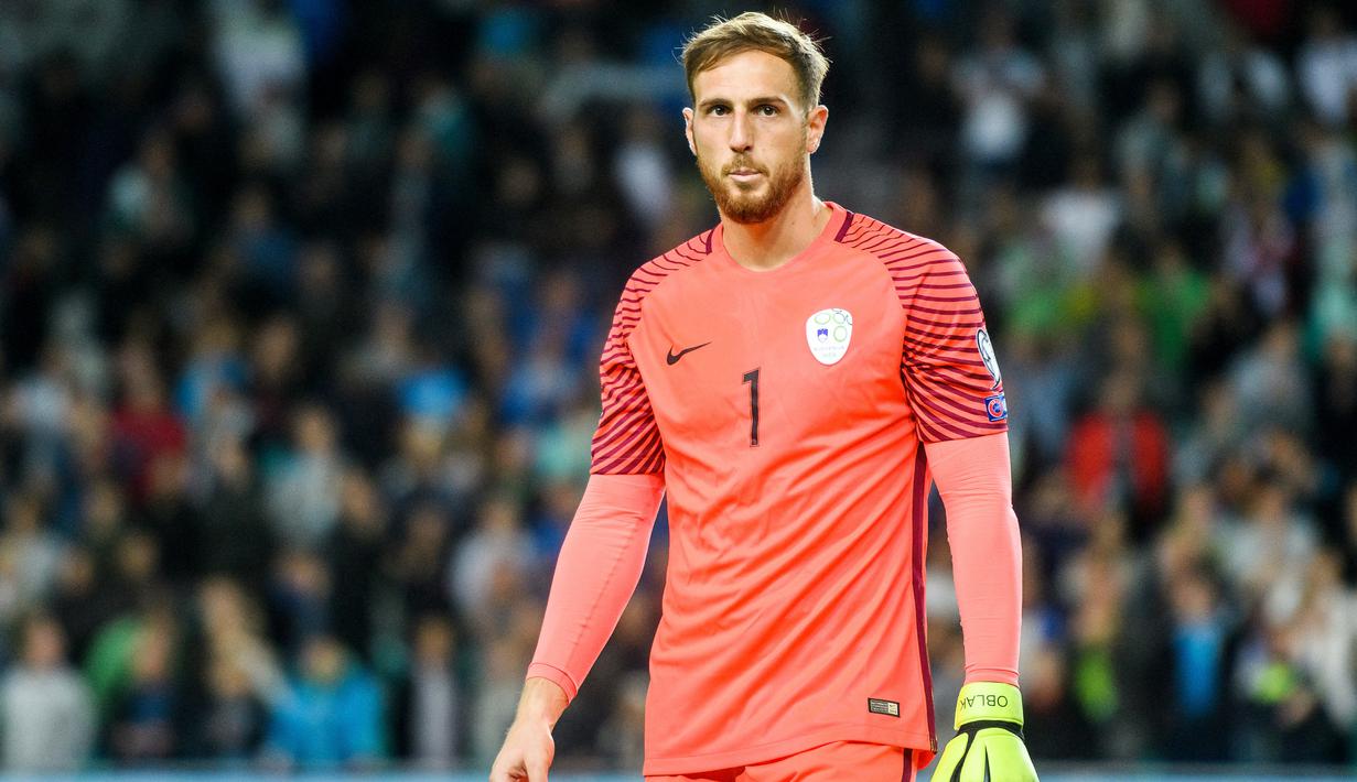 Jan Oblak - Kiper yang baru saja membawa Atletico Madrid juara Liga Spanyol ini juga gagal tampil di Piala Eropa. Oblak harus menyaksikan Euro 2020 dari layar kaca lantaran negaranya Slovenia gagal lolos. (AFP/Jure Makovec)
