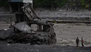 Tim Penyelamat Nepal Terus Sisir Lokasi Banjir Bandang