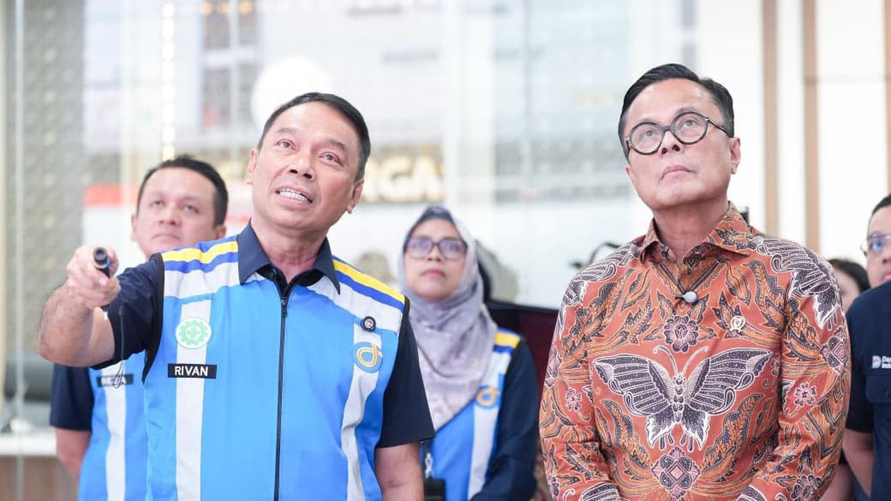 Direktur Utama PT Jasa Marga (Persero) Tbk Rivan A. Purwantono mendampingi Kepala Badan Pengelola (BP) BUMN sekaligus Chief Operating Officer (COO) Danantara Indonesia Dony Oskaria. (Dok. Jasa Marga)