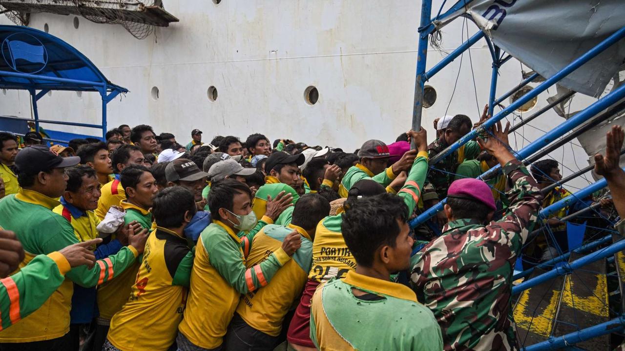 Ribuan pemudik tiba di Surabaya
