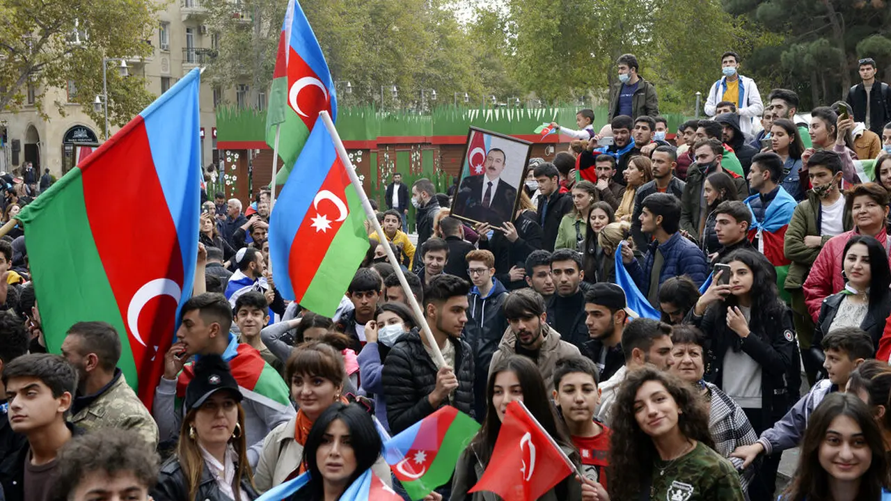 FOTO: Rakyat Azerbaijan Rayakan Perjanjian Damai dengan Armenia