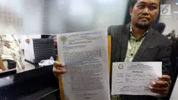 Masyarakat Anti Korupsi Indonesia (Maki) menunjukan surat pelopran Pimpinan DPR Ke Mahkamah Kehormatan Dewan (MKD), di Gedung Nusantara I, Jakarta, Rabu (13/9). Dalam pelaporannya Maki melaporkan Wakil Ketua DPR Fadli Zon. (Liputan6.com/Johan Tallo)