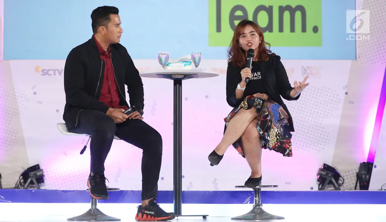 CO Founder & Heado of Marcomm Warunk Upnormal,  Cindy Alvionita Bahder berbagi pengalamannya untuk menjadi entrepreneur kepada peserta Emtek Goes to Campus (EGTC) 2018 di Universitas Gadjah Mada, Yogyakarta, Kamis (18/10). (Liputan6.com/Herman Zakharia)