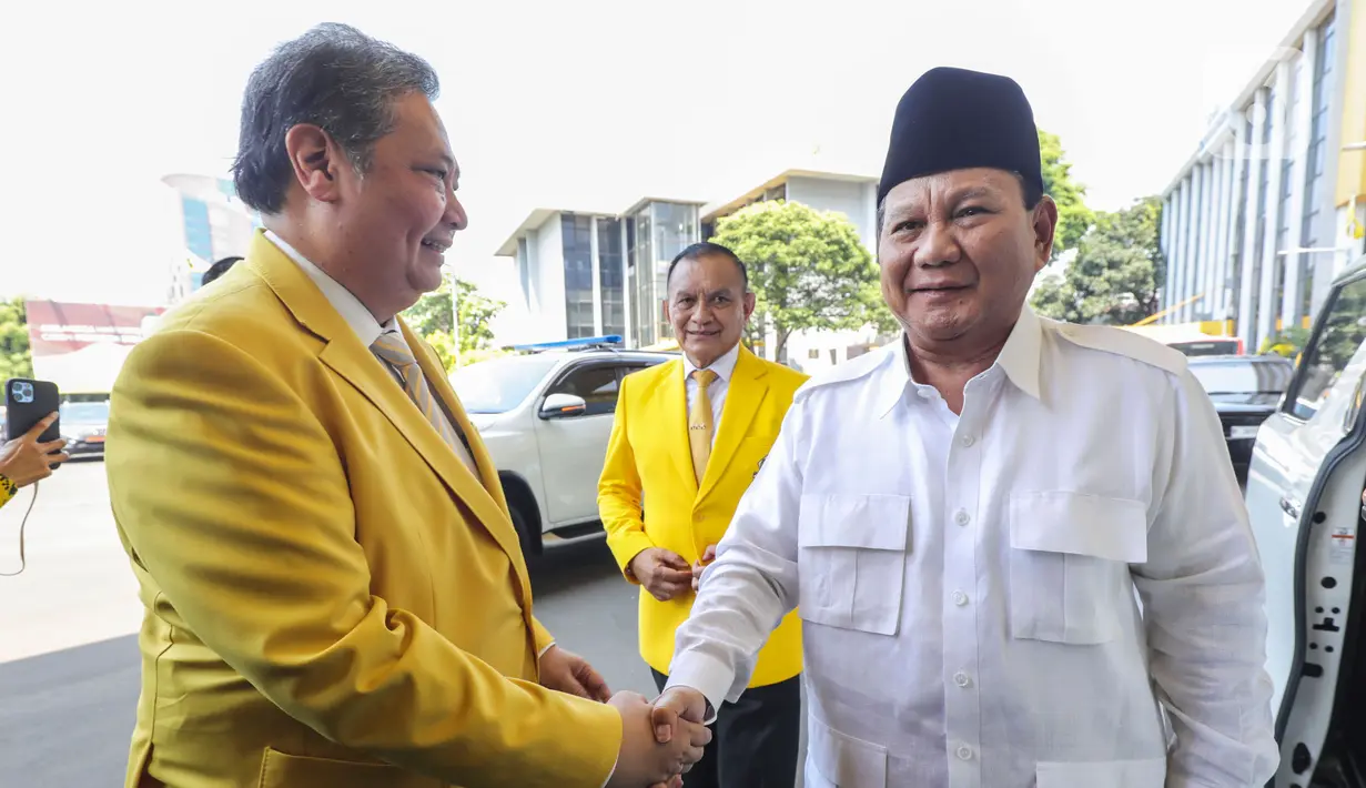 Kedatangan Prabowo Subianto disambut langsung Ketua Umum Partai Golkar, Airlangga Hartarto. (Liputan6.com/Angga Yuniar)
