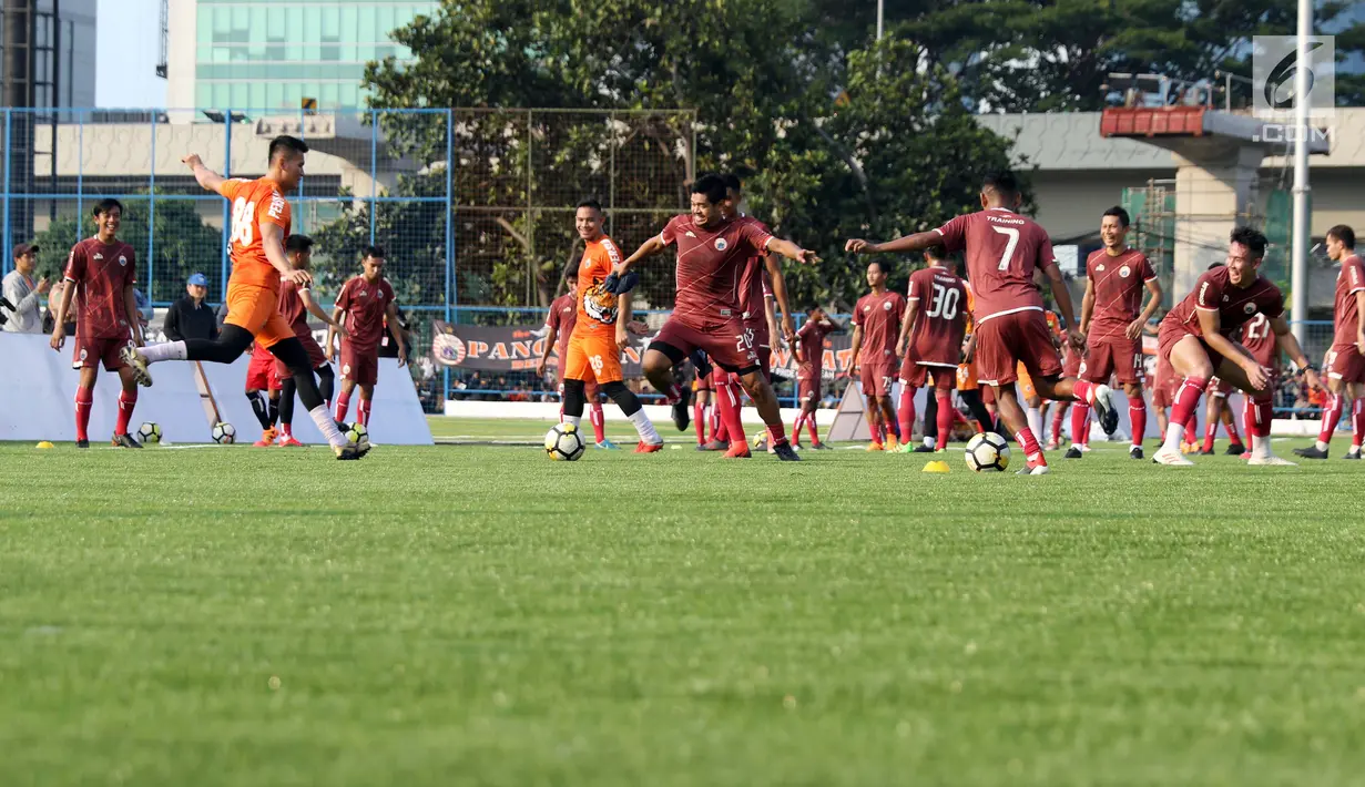 Pemain Persija, Bambang Pamungkas (tengah) berebut bola saat latihan perdana musim 2019 di Lapangan Wisma Aldiron, Jakarta, Senin (7/1). 30 pemain ikut dalam latihan perdana yang digelar terbuka. (Liputan6.com/Helmi Fithriansyah)