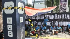 Warga gusuran Kampung Bayam saat menggelar aksi di depan Balai Kota DKI Jakarta, Kamis (1/12/2022). Dengan membawa terpal dan perabotan rumah tangga, puluhan korban gusuran Kampung Bayam mendatangi Balai Kota untuk menuntut PT Jakarta Propertindo (JakPro) segera menyerahkan kunci hunian Kampung Susun Bayam (KSB) serta memberikan harga sewa yang murah. (merdeka.com/Iqbal S Nugroho)