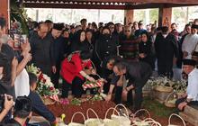 Tabur Bunga Pertama, Megawati Antar Guruh Soekarnoputra ke Peristirahatan Terakhir