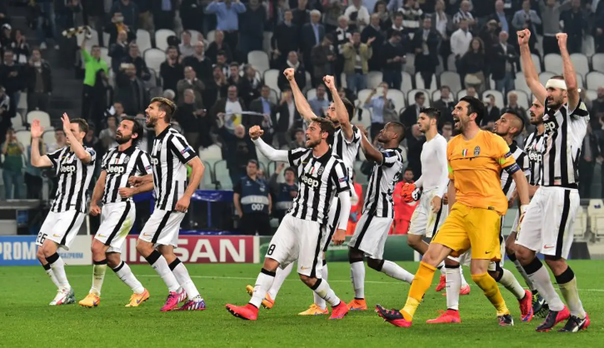 Penggawa Juventus merayakan keberhasilan memetik kemenangan 2-1 atas Real Madrid di leg pertama semifinal Liga Champions yang berlangsung di Juventus Stadium, Rabu (6/5/2015) dini hari WIB. (AFP PHOTO/GIUSEPPE CACACE)