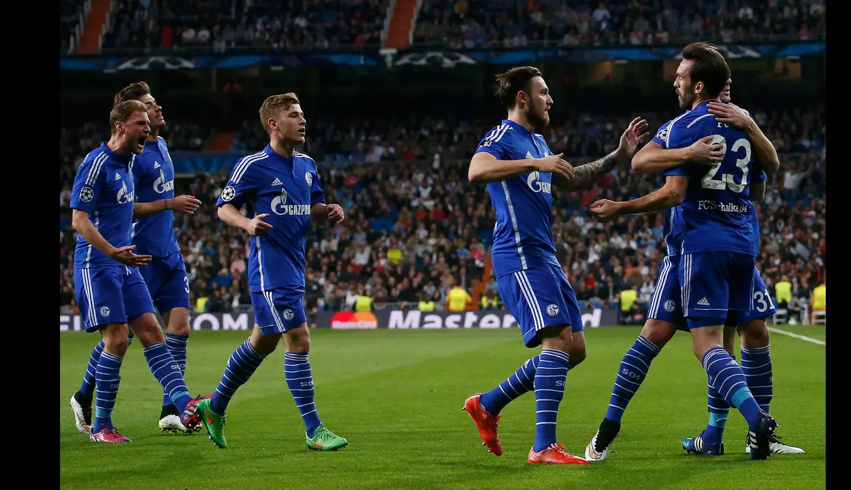 Bek Schalke 04, Christian Fuchs (kanan) merayakan selebrasi bersama pemain lainnya usai mencetak gol di leg kedua 16 besar Liga Champions di Stadion Santiago Bernabeu, Spanyol, (10/3/2015). Schalke 04 Menang 4-3 atas Real Madrid. (Reuters/Juan Medina)