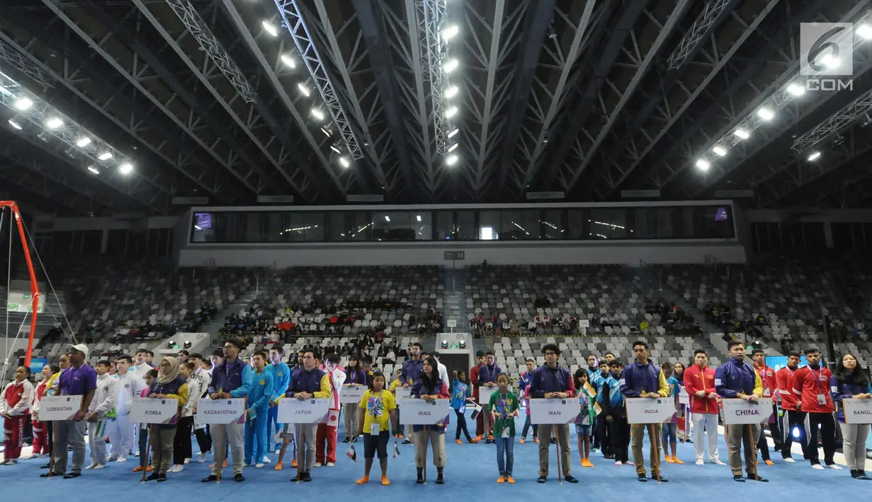 Para atlet junior senam saat pembukaan Kejuaraan Junior Senam Artistik Asia ke-15 di Istora Senayan, Jakarta, Rabu (25/4). Di ajang ini, Indonesia menurunkan 10 atlet, lima putra dan lima putri. (Liputan6.com/Helmi Fithriansyah)