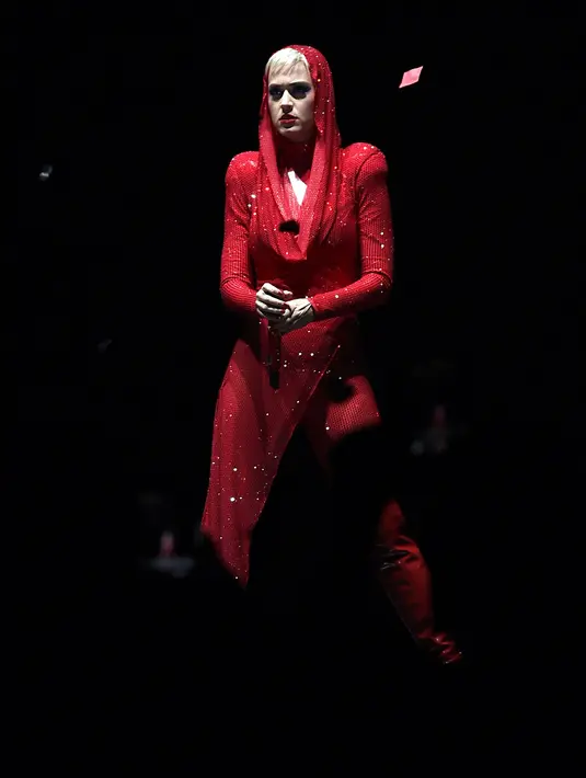Penampilan Katy Perry saat menghibur penonton di Madison Square Garden dalam tur "Witness: The Tour" di New York (2/10). (Michael Loccisano/Getty Images/AFP)