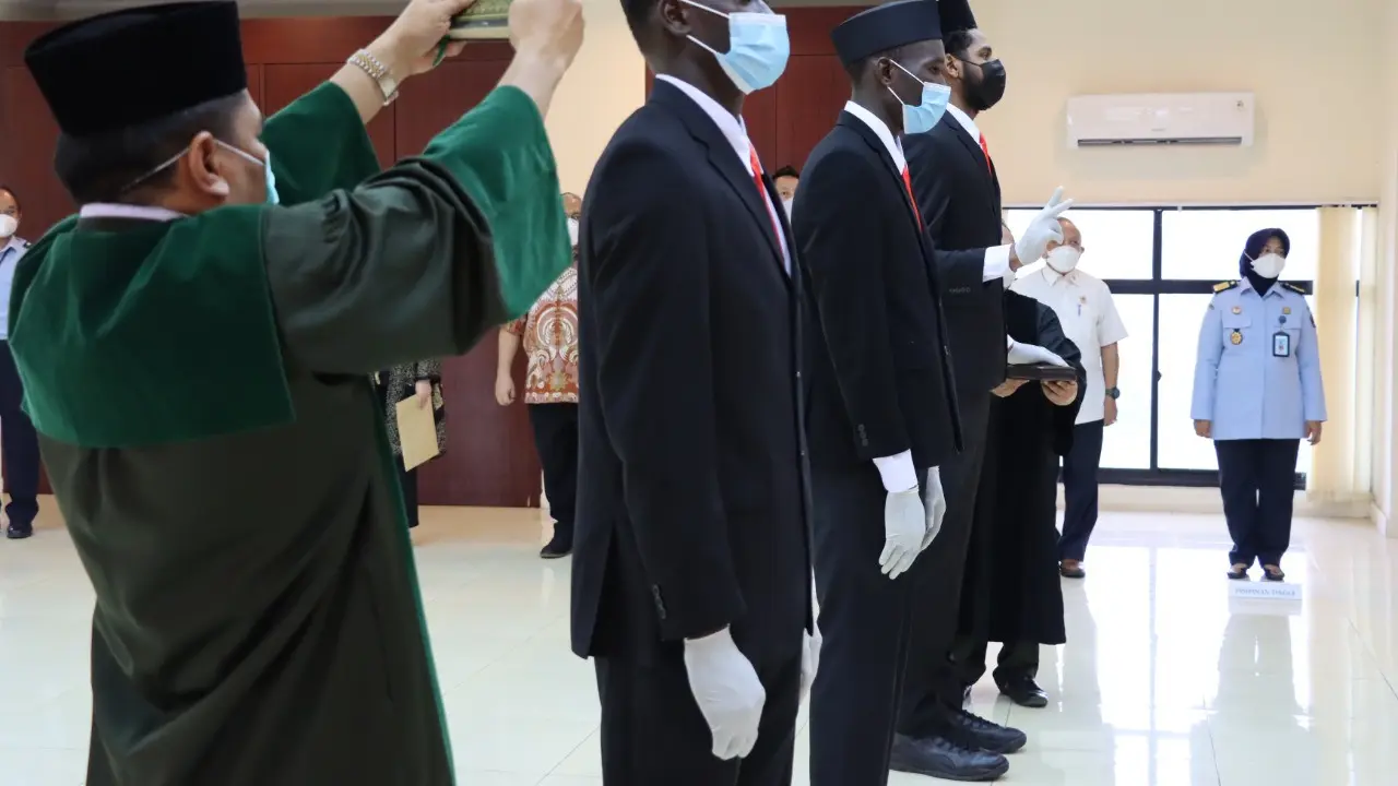 Naturalisasi tiga pebasket yaitu Marques Bolden, Dame Diagne, dan Serigne Modou Kane  menjadi WNI.