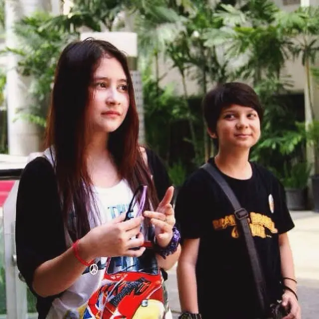 7 Potret Kedekatan Endy Arfian dan Prilly Latuconsina Sejak Kecil