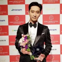Chansung 2PM meraih piala di Korea Drama Awards 2018. foto: solotrust
