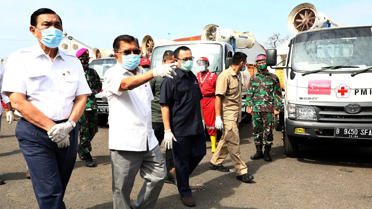 Menko Kemaritiman dan Investasi  Luhut Binsar Pandjaitan bersama Ketua Umum PMI Jusuf Kalla meninjau Gudang Darurat PMI untuk Penanganan Covid-19 di Jakarta. (Foto: Ade Danhur/TimJK)