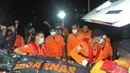 Tim Basarnas saat memindahkan jenazah korban AirAsia ke ambulans untuk dibawa ke RSUD Sultan Imanuddin, Kalteng, Rabu (7/1/2015). (Liputan6.com/Herman Zakharia)