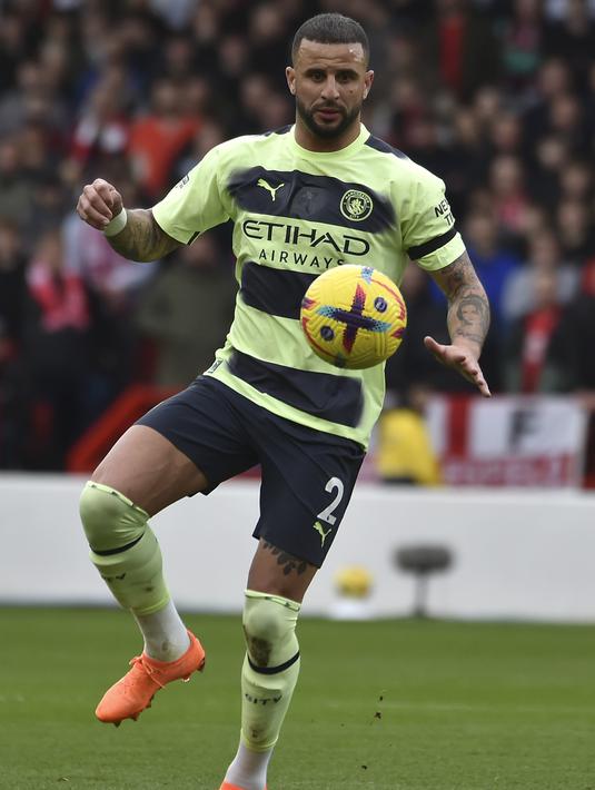 <p>Bek Manchester City, Kyle Walker berusaha mengontrol bola saat bertanding melawan Nottingham Forest selama pertandingan Liga Premier Inggris di Stadion City Ground, Nottingham, Inggris, Sabtu (18/2/2023). Hasil imbang ini membuat Man City turun takhta klasemen Liga Inggris. (AP Photo/Rui Vieira)</p>
