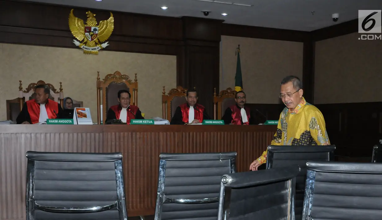 Terdakwa penerima suap, Sudiwardono jelang menjalani sidang putusan di Pengadilan Tipikor, Jakarta, Rabu (6/6). Mantan Ketua Pengadilan Tinggi Manado ini dinyatakan bersalah, dihukum enam tahun penjara, denda Rp 300 juta. (Liputan6.com/Helmi Fithriansyah)
