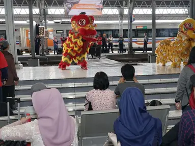 Atraksi barongsai menghibur penumpang di Stasiun Tawang, Semarang, Jawa Tengah, Sabtu (25/1/2020). Atraksi barongsai dari Putra Mataram menghibur para pengguna jasa kereta api dalam memeriahkan perayaan Tahun Baru Imlek 2571. (Liputan6.com/Gholib)