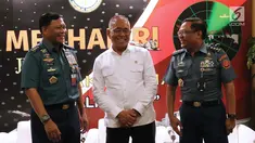 Menteri Pertahanan, Ryamizard Ryacudu (tengah) bersama Irjen Kemhan, Laksamana Madya TNI Didit Herdiawan Ashaf dan Sekjen Kemhan, Laksamana Madya TNI Agus Setiadji usai memberi keterangan terkait netralitas TNI di Jakarta, Senin (15/4). (Liputan6.com/Helmi Fithriansyah)