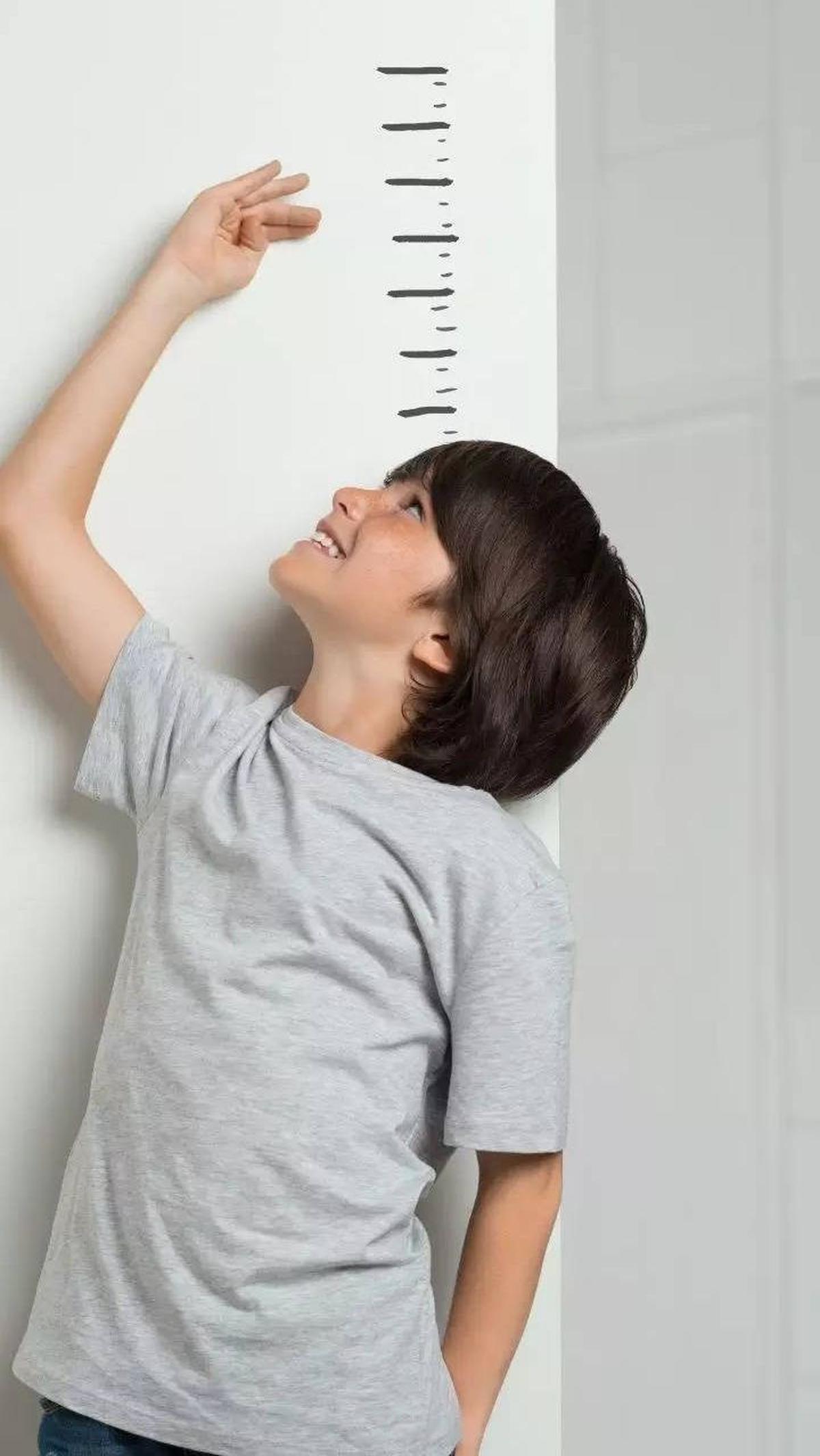 Kebiasaan-kebiasaan ini, jika dilakukan secara konsisten dan dikombinasikan dengan faktor genetik serta lingkungan yang mendukung, dapat membantu anak tumbuh tinggi dengan optimal. Namun, perlu diingat bahwa setiap anak memiliki pola pertumbuhan yang unik