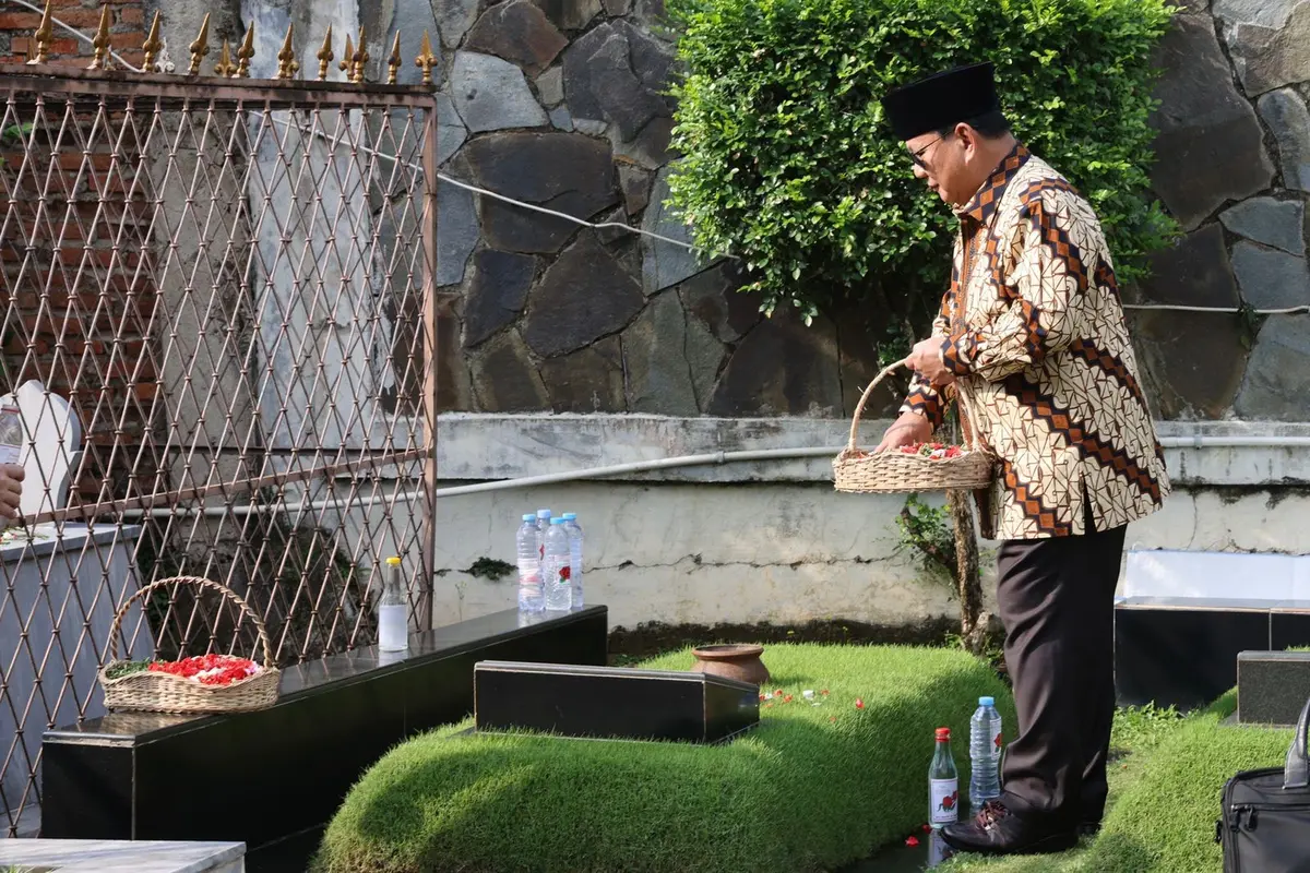 Menteri Pertahanan (Menhan) Prabowo Subianto berziarah ke makam ayahandanya, Prof Soemitro Djojohadikusumo.