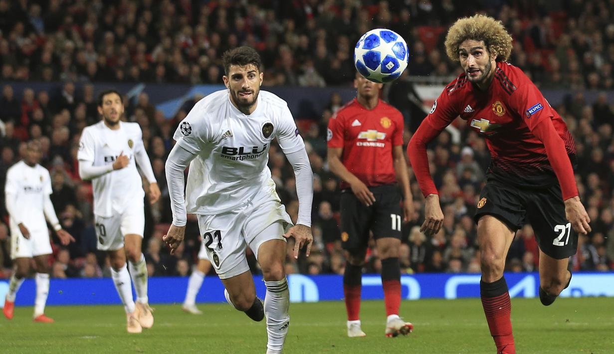 Gelandang Manchester United, Marouane Fellaini, berusaha melewati pemain Valencia pada laga Liga Champions di Stadion Old Trafford, Selasa (2/10/2018). Manchester United ditahan 0-0 oleh Valencia. (AP/Jon Super)