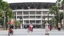 Warga melakukan aktivitas olahraga di kawasan Stadion Utama Gelora Bung Karno, Jakarta, Sabtu (6/6/2020). SUGBK dibuka kembali untuk kegiatan olahraga masyarakat dengan menerapkan protokol kesehatan pasca keputusan Pemprov DKI Jakarta menerapkan PSBB transisi. (Liputan6.com/Helmi Fithriansyah)