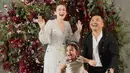 Jalani pemotretan bertema Natal, kebahagiaan terpancar jelas di wajah Rianti Cartwright, Cassanova Alfonso dan si kecil Cara Rose ketika confetti dilemparkan. di tengah hujan confetti. Dekorasi ruang pemotretan ini sangat simpel dengan Pohon Natal. Meski dekorasinya sangat simpel, namun kehangatan keluarga pasangan artis yang menikah pada tahun 2010 ini penuh kehangatan. (Liputan6.com/IG/@riantic)