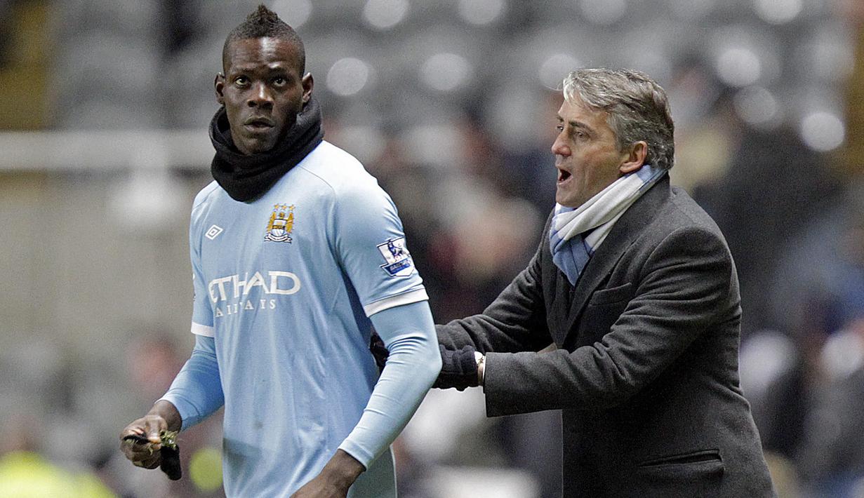 Hubungan baik Mario Balotelli dengan Roberto Mancini sudah diawali di level klub saat keduanya berada di Manchester City. Roberto Mancini tiba lebih dahulu di tengah musim 2009/2010, sementara Balotelli menyusul di awal musim 2010/2011. (AFP/Graham Stuart)
