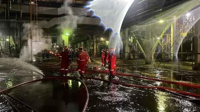 Tim tanggap darurat Kilang Pertamina Dumai berhasil mengatasi kebakaran di salah satu unit operasional. (Dok Pertamina)