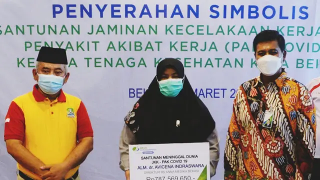 Direktur Utama BPJS Ketenagakerjaan Anggoro Eko Cahyo bersama Wali Kota Bekasi Rahmat Effendi menyerahkan simbolis santunan Jaminan Kecelakaan Kerja (JKK) Penyakit Akibat Kerja (PAK) Covid-19 kepada tenaga kesehatan Kota Bekasi (31/03)