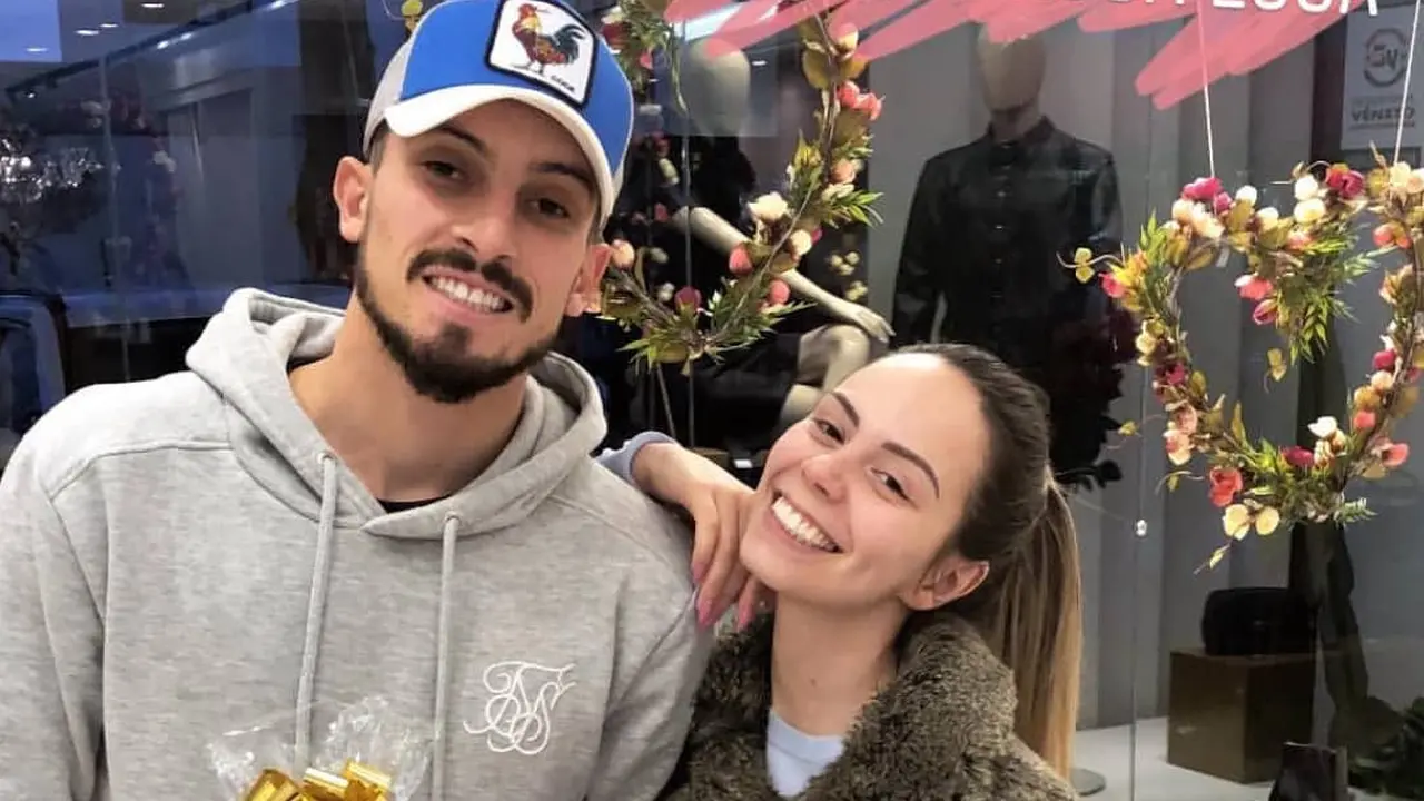 Priscila Minuzzo - Alex Telles  - Manchester United