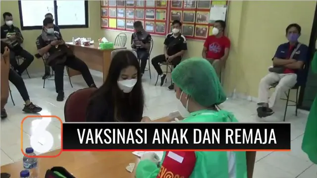 Vaksinasi perdana untuk anak dan remaja digelar di Polsek Tanjung Priok, Jakarta Utara, Kamis siang. Animo kaum muda atas vaksinasi ini masih belum tinggi.
