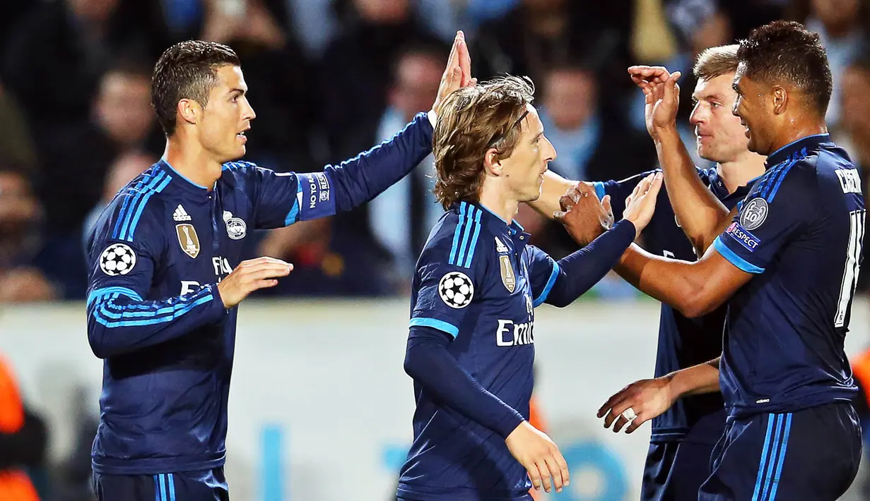 Pemain Real Madrid, Cristiano Ronaldo bersama rekan-rekannya merayakan gol yang dicetaknya ke gawang Malmo FF pada laga Liga Champions di Stadion Malmo New, Swedia, Kamis (1/10/2015). (EPA/Andreas Hillergren)