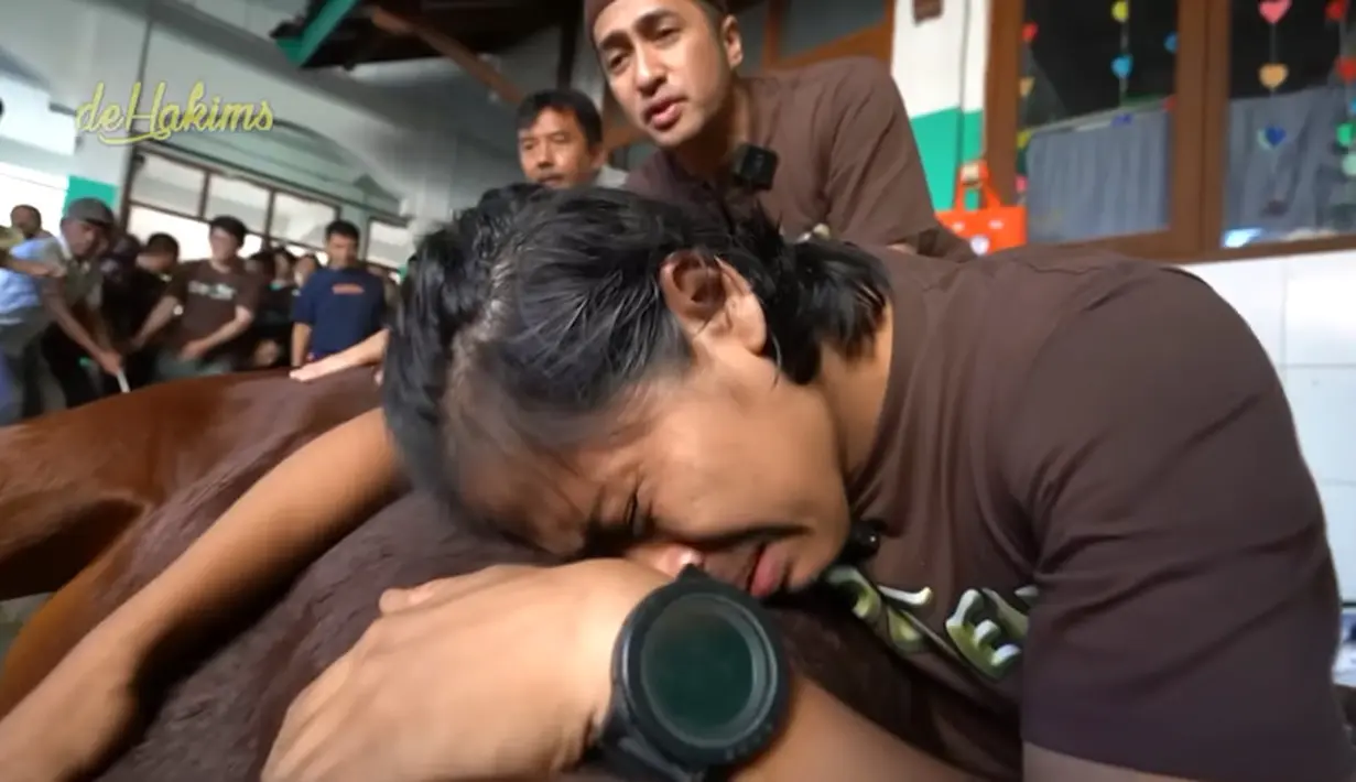 Momen haru sebelum Golden di sembelih. Tampak, seorang pria yang selama ini mengurusnya tak kuasa menahan air matanya saat Golden akan disembelih. [Youtube/deHakims channel]