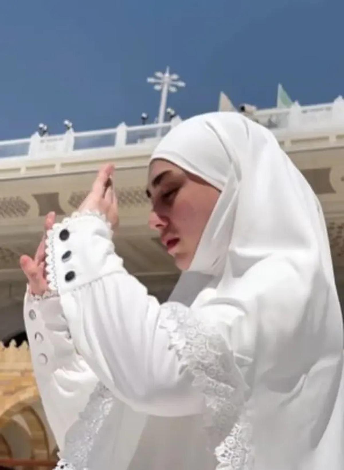 Potret Celine Evangelista Umrah, Suasana Penuh Haru di Tanah Suci