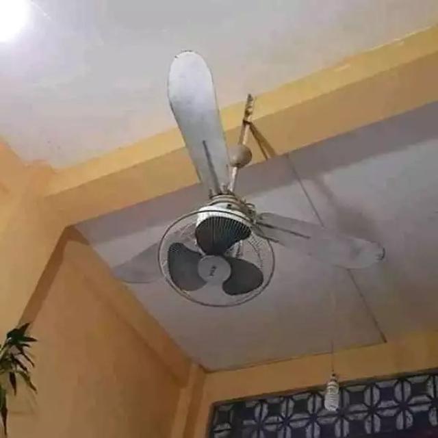 6 Potret Lifehack Kipas Angin Agar Anginnya Terasa ke Seluruh Ruangan Ini Kocak