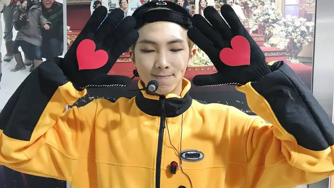 [Bintang] 5 Kisah di Balik Kolaborasi RM BTS dan Fall Out Boy