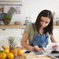 Mulai dengan membuat anggaran untuk mengetahui aliran pengeluaran. (Foto/Dok: freepik.com/shurkin_son)