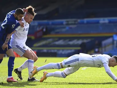 Pemain Leeds United Ezgjan Alioski menggiring bola saat melawan Chelsea pada pertandingan Liga Inggris di Stadion Elland Road, Leeds, Inggris, Sabtu (13/3/2021). Pertandingan berakhir 0-0. (Laurence Griffiths/Pool via AP)