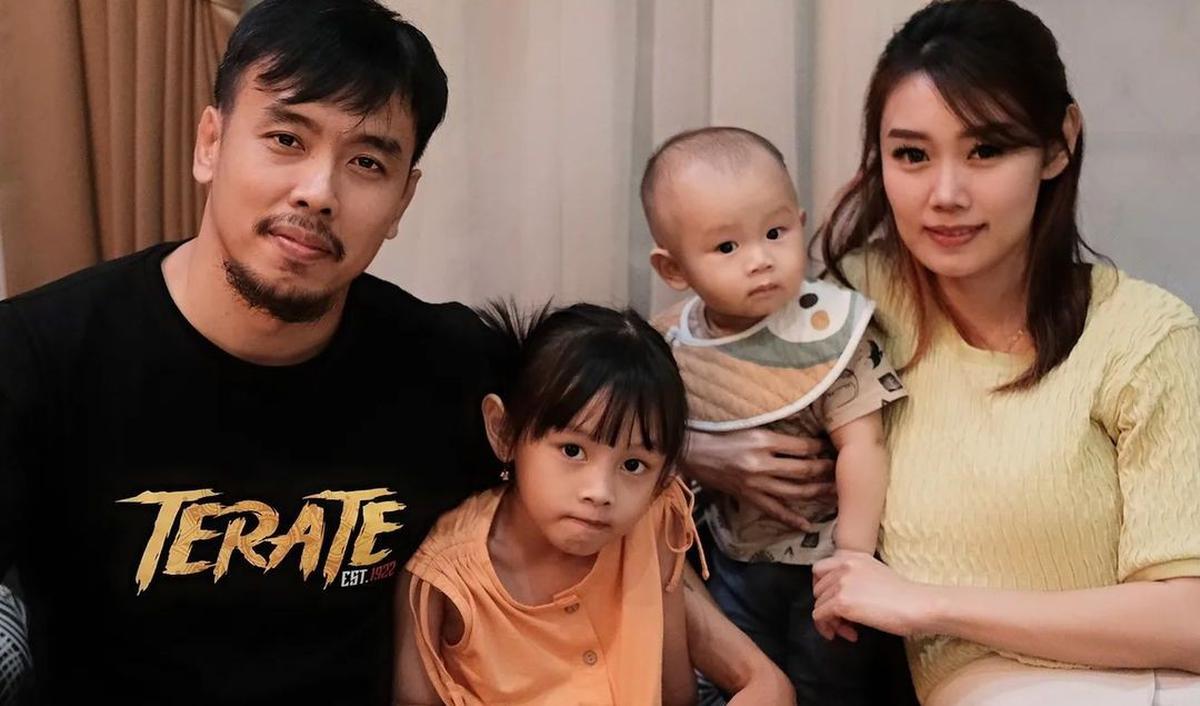 Sedang Bersama Istri dan Anaknya