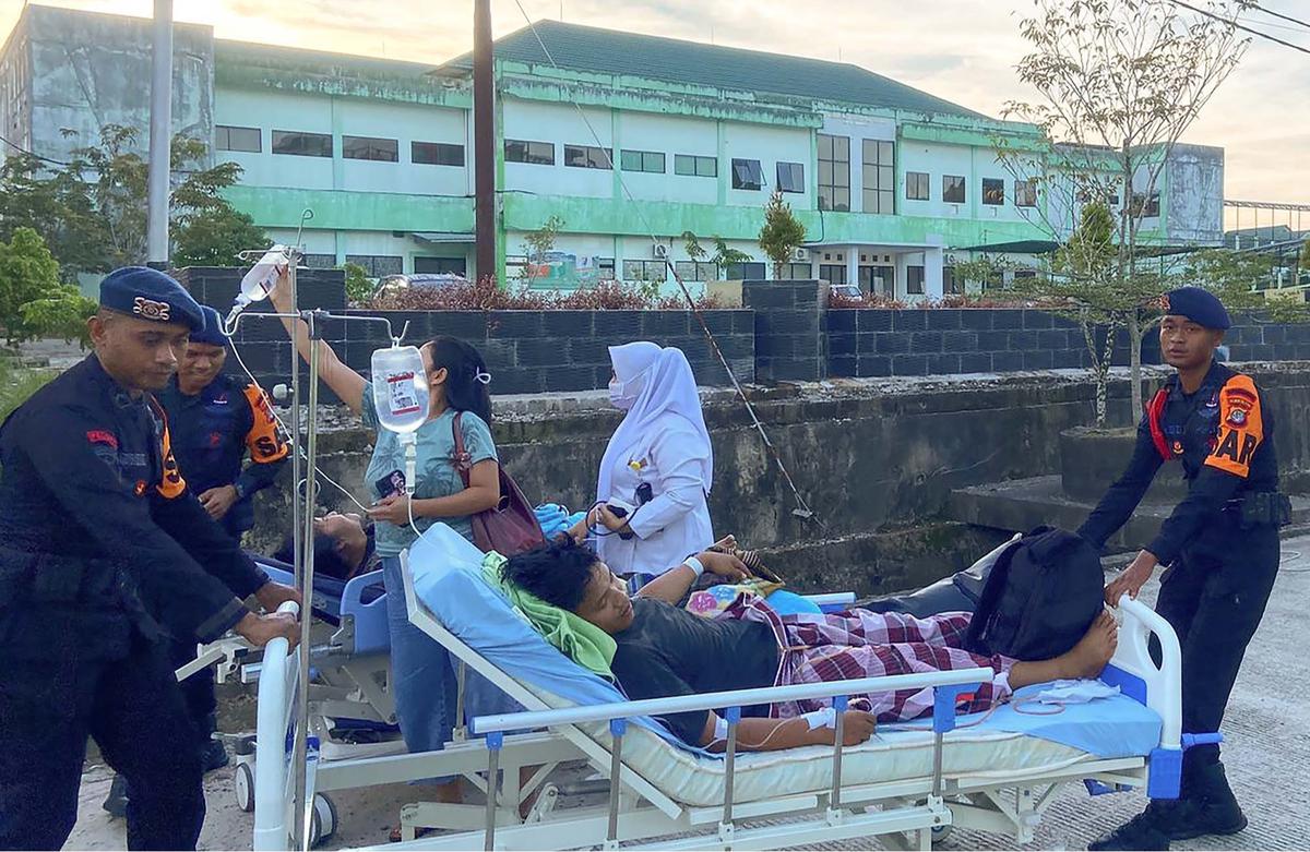 FOTO: Evakuasi Pasien Rumah Sakit Saat Gempa Mengguncang Kota Tarakan