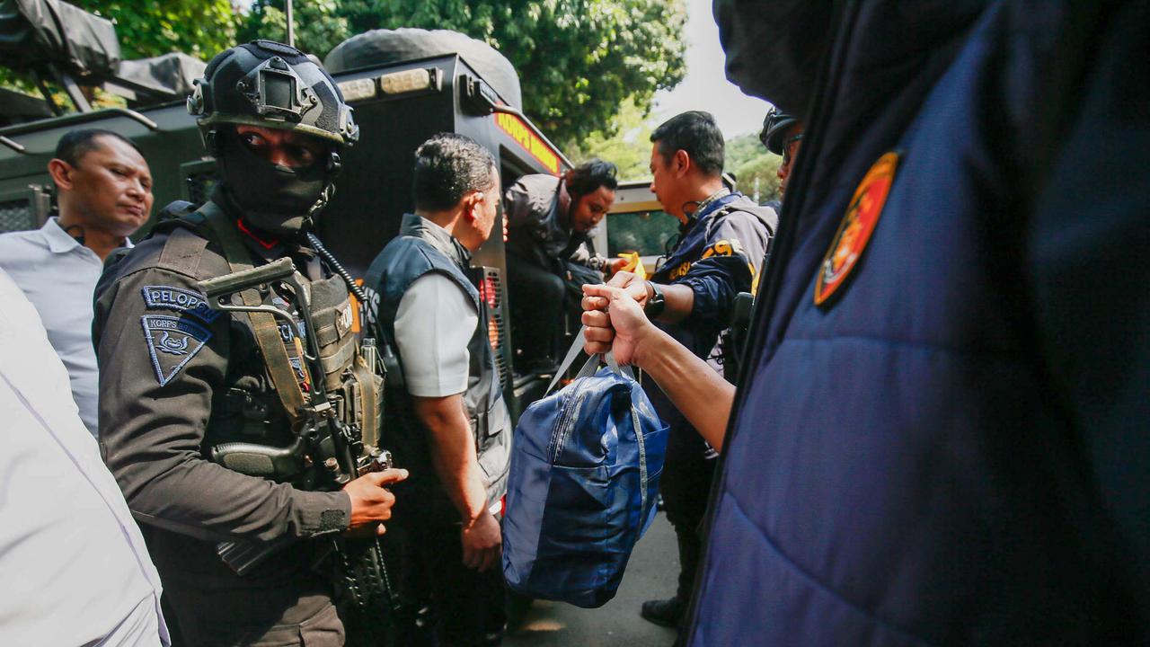Barang Bukti Penggeledahan Rumah Mewah Sentul Dibawa ke Polda Metro Jaya