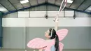 Setelah dapat kejutan di pagi harinya di lapangan tenis, pada sore harinya Sharena juga mendapatkan kejutan lagi. Ungkap sangat bahagia, bintang film Perahu Kertas ini dapat merasakan kasih sayang tulus dari para sahabatnya. Pakai outfit olahraga warna tosca dan putih kemudian pakai sayap peri warna merah muda, penampilan Sharena Delon lucu dan colorful. (Liputan6.com/IG/@mrssharena)