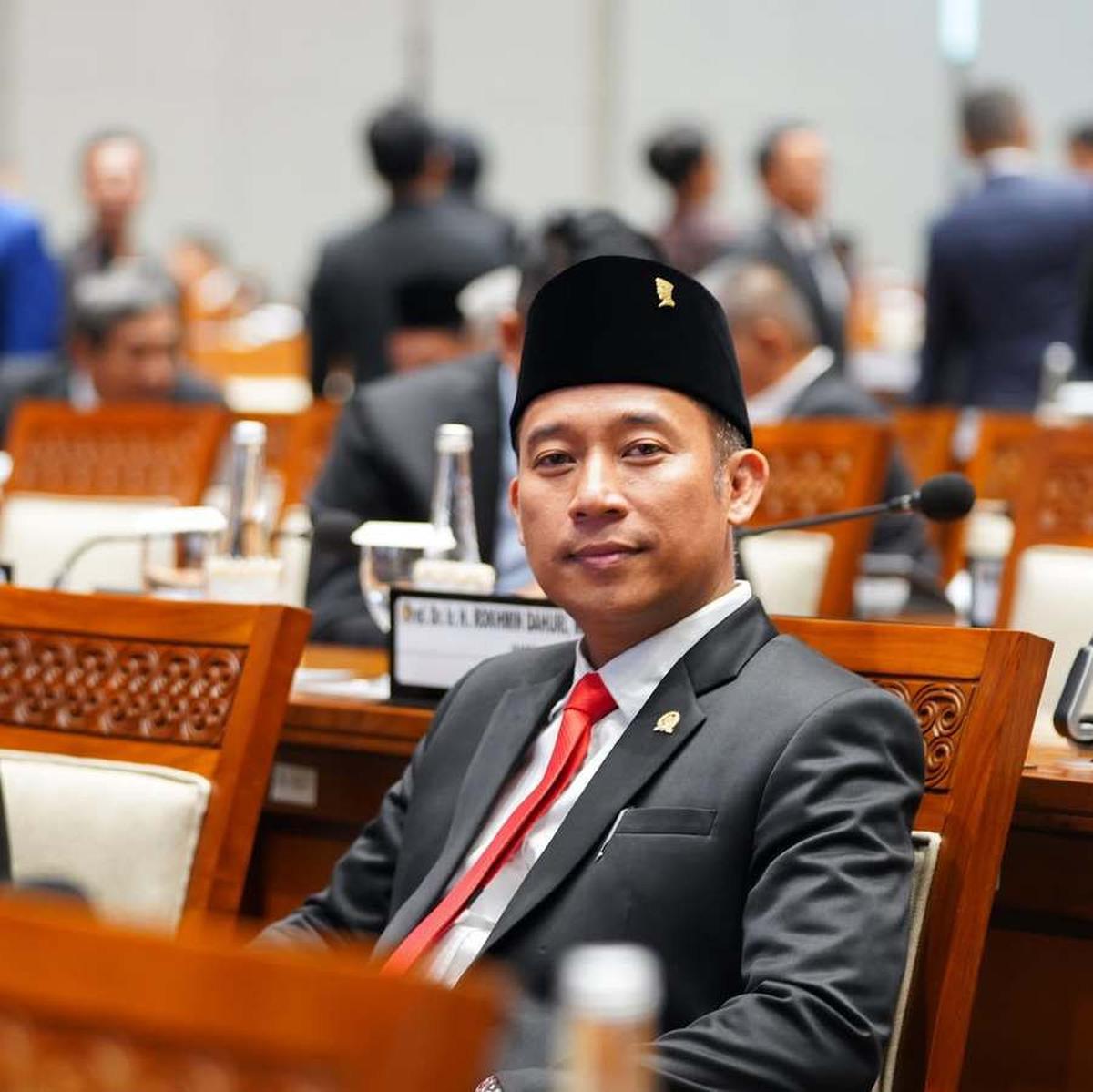 Potret Denny Cagur, Dari Panggung Komedi ke Gedung Parlemen - Kisah Penuh Kejutan dan Dedikasi