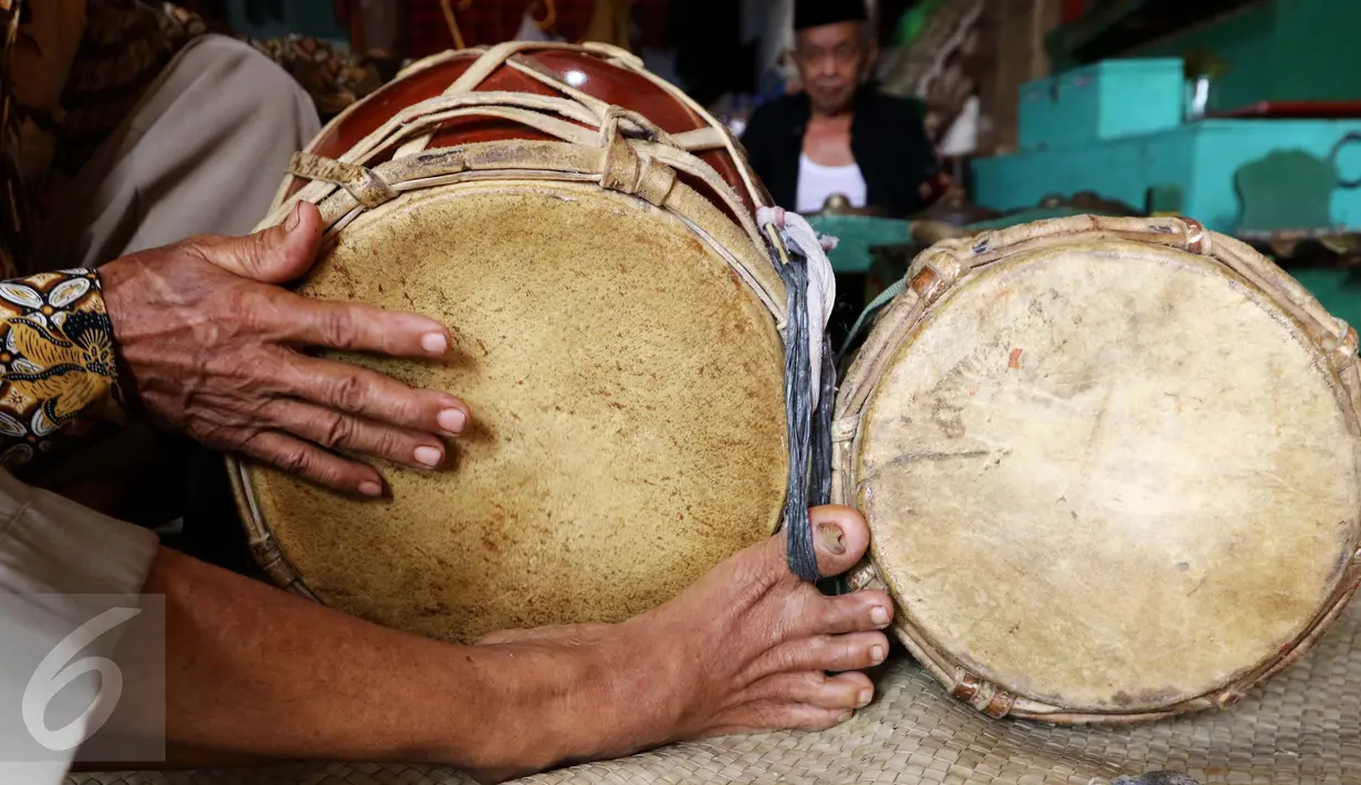 Gledek, nama dari sebuah alat gendang yang biasanya digunakan sebagai pelengkap musik tradisional pada sesi latihan di Sanggar Gong Si Bolong, 9 Januari 2017. (Liputan6.com/Helmi Afandi)