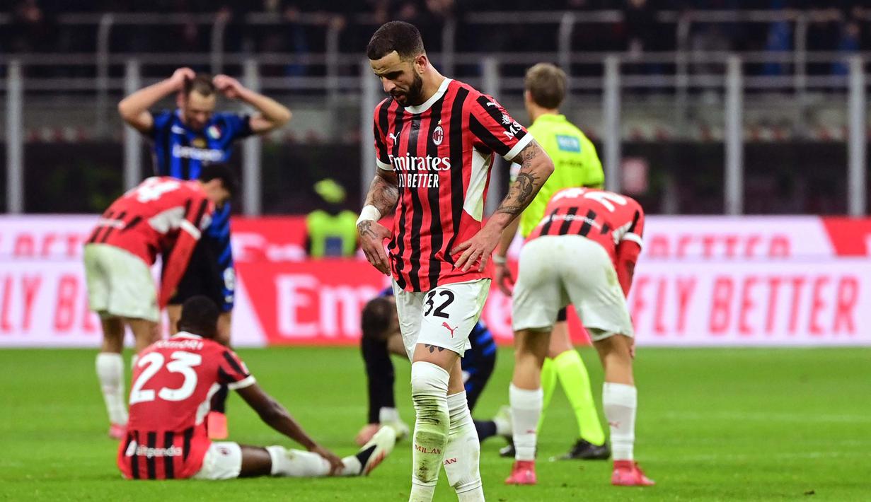 Ekspresi pemain belakang AC Milan, Kyle Walker di akhir pertandingan sepak bola Serie A Italia melawan Inter di stadion San Siro, Milan, pada 2 Februari 2025. (PIERO CRUCIATTI/AFP)